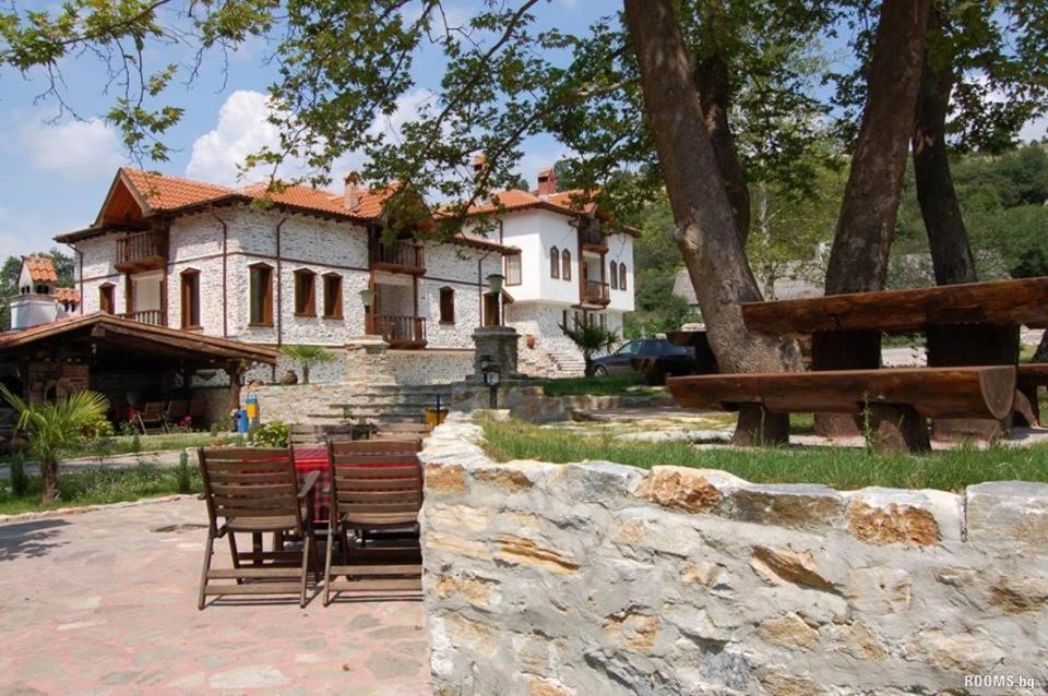Парк - Хотел Макензен Melnik  Exterior foto